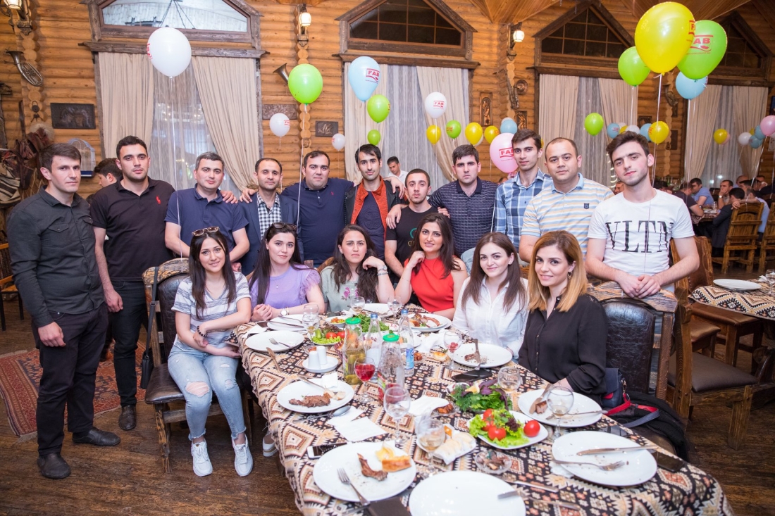 FAB Boya kollektivi iftar süfrəsi arxasında