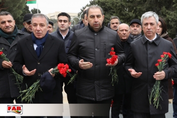 FAB ŞİRKƏTLƏR QRUPUNUN RƏHBƏR HEYƏTİ VƏ BİR QRUP ƏMƏKDAŞI ŞƏHİDLƏR XİYABANINI ZİYARƏT EDİB